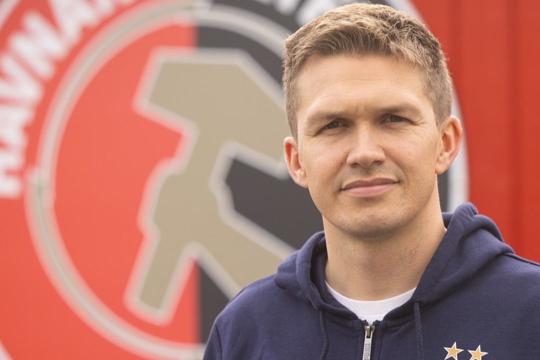 HB sendir André til hús