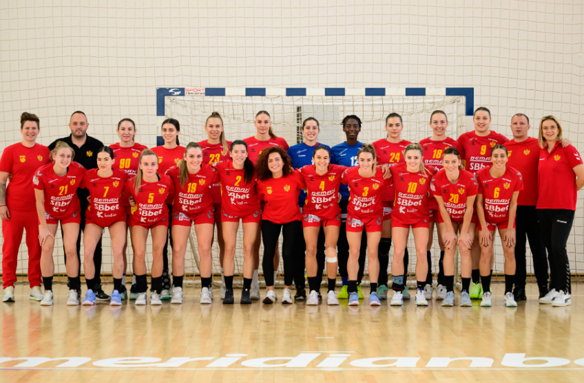 Sera sterkt landslið úr Svartfjallalandi vitjar við Tjarnir í kvøld