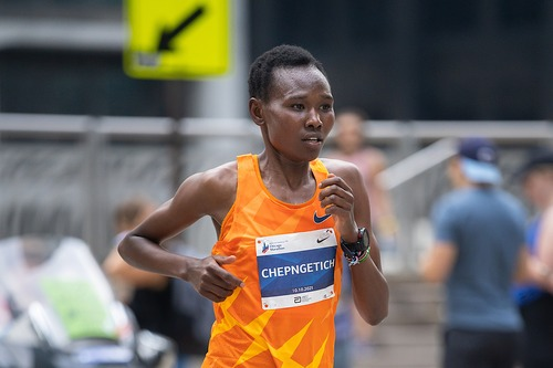 Kvinnan við heimsmetinum trý ára dopingbann