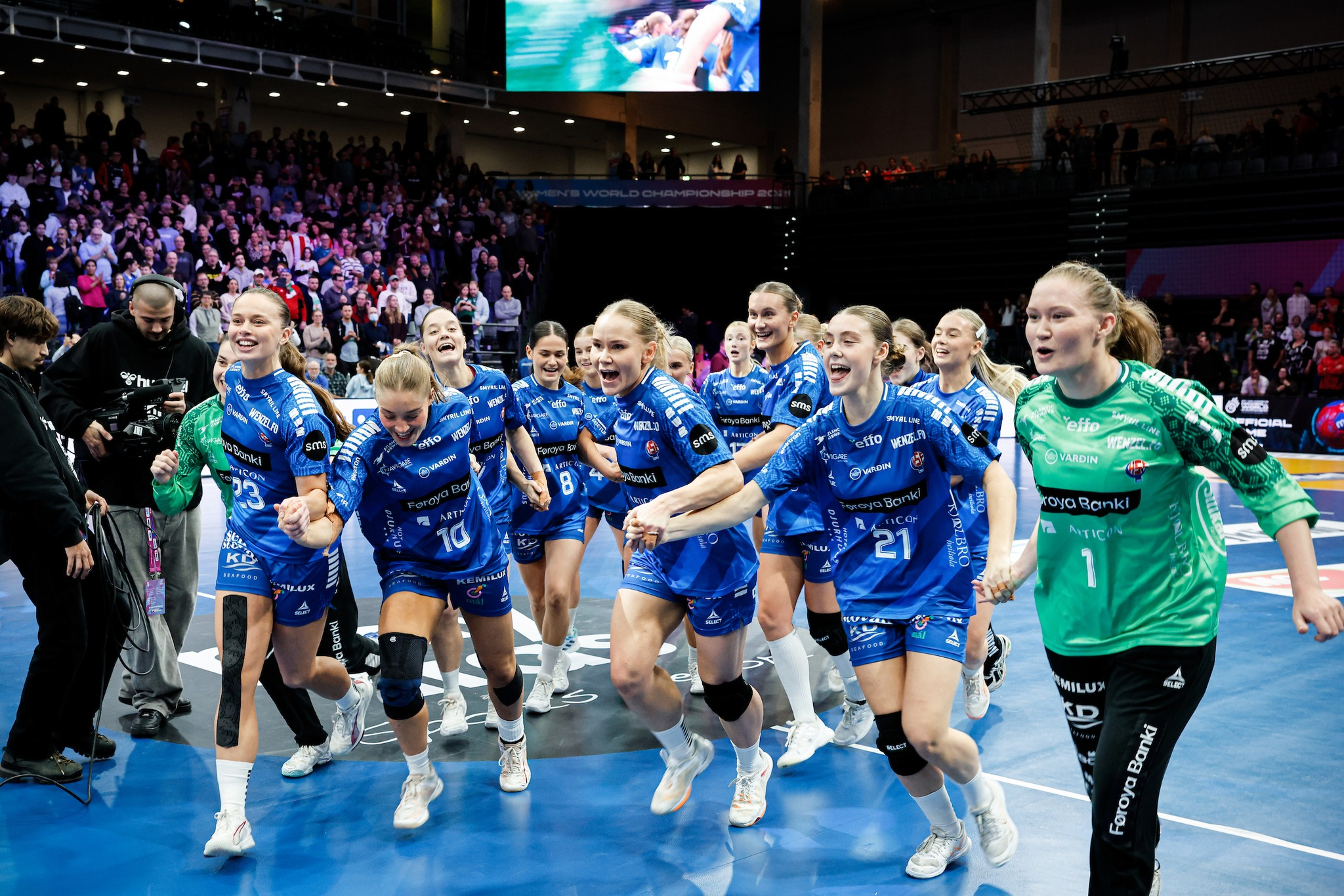 Ein sigur móti Serbia hósdagin heldur lív í vónini um fjórðingsfinaluna