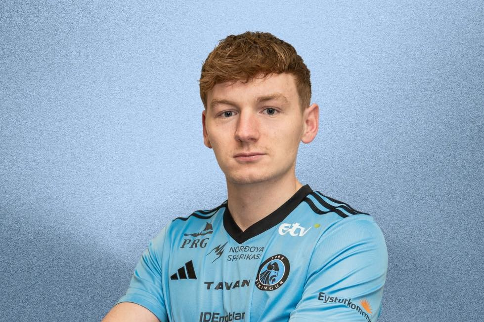 Aron heldur fram í Víkingi