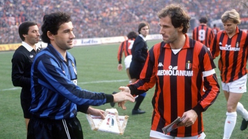 Franco Baresi heilsar upp á stórabeiggjan Gioseppe undan stórdysti í Milano millum AC Milan og Inter